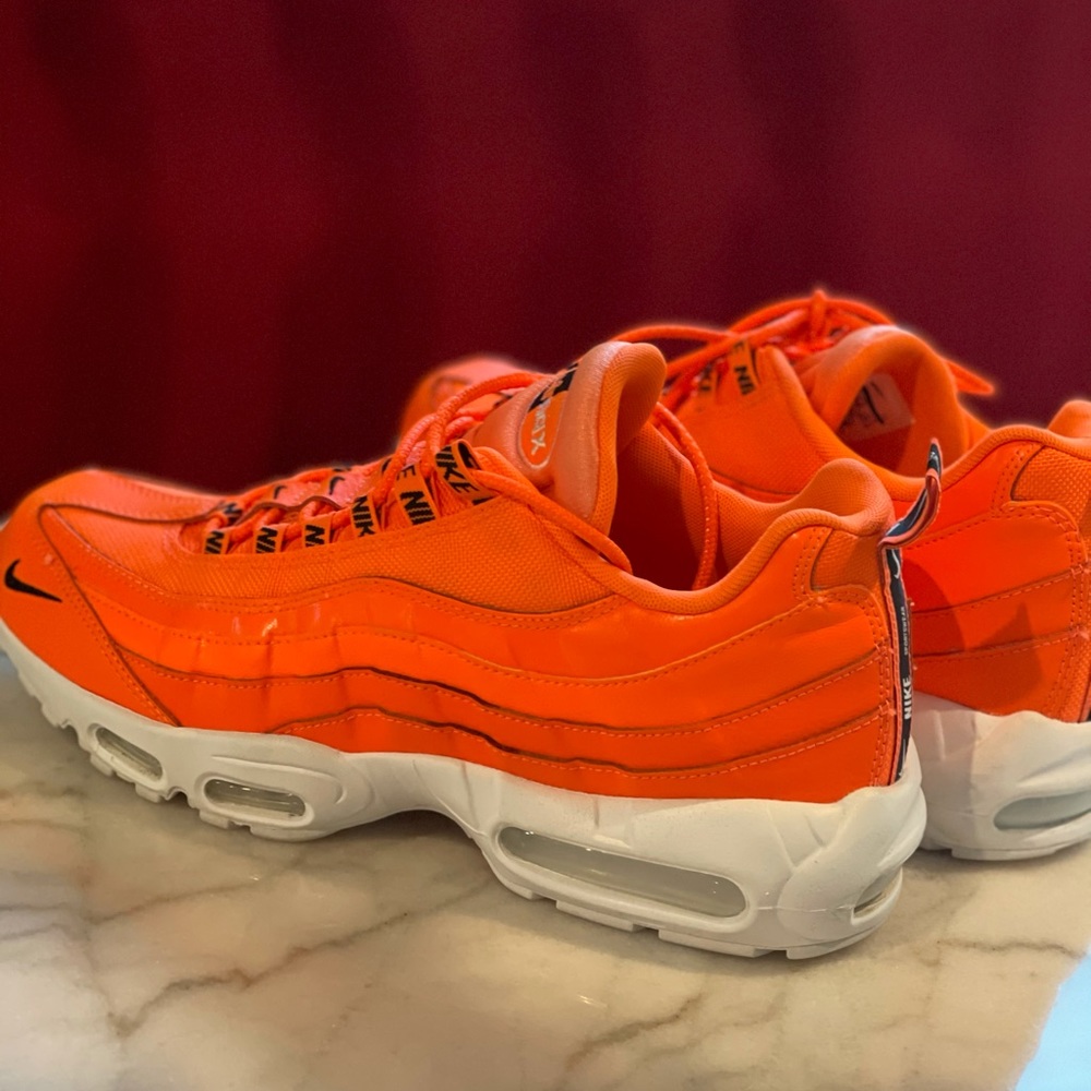 Closet Staple!! Nike Air Max 95 - Bright Orange - Picture 3 of 7